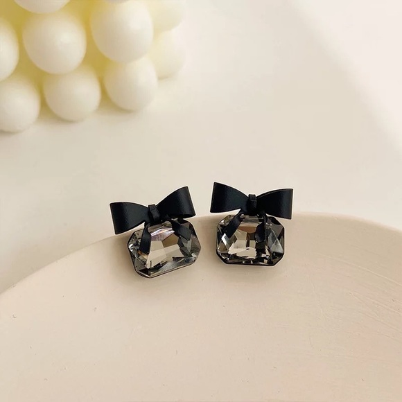 COPY - Black 🎀 Crystal Stud Earrings - Picture 2 of 9